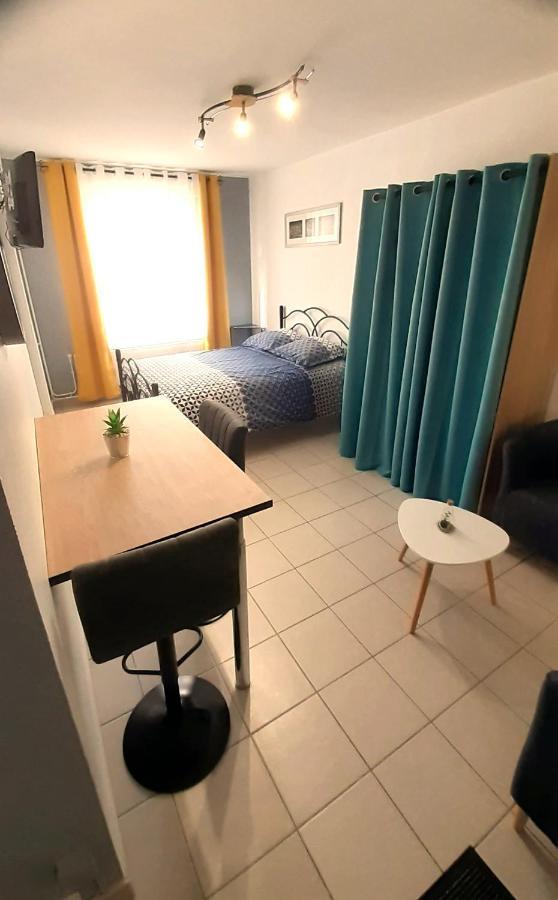 Charmant studio en plein centre avec parking Sint-Omaars Buitenkant foto