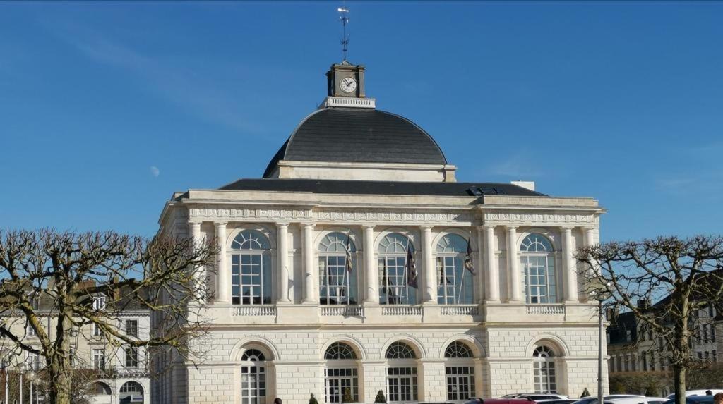 Charmant studio en plein centre avec parking Sint-Omaars Buitenkant foto