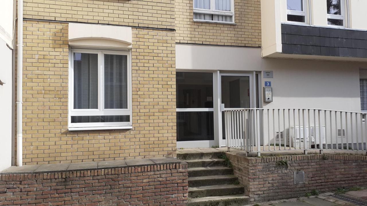Charmant studio en plein centre avec parking Sint-Omaars Buitenkant foto